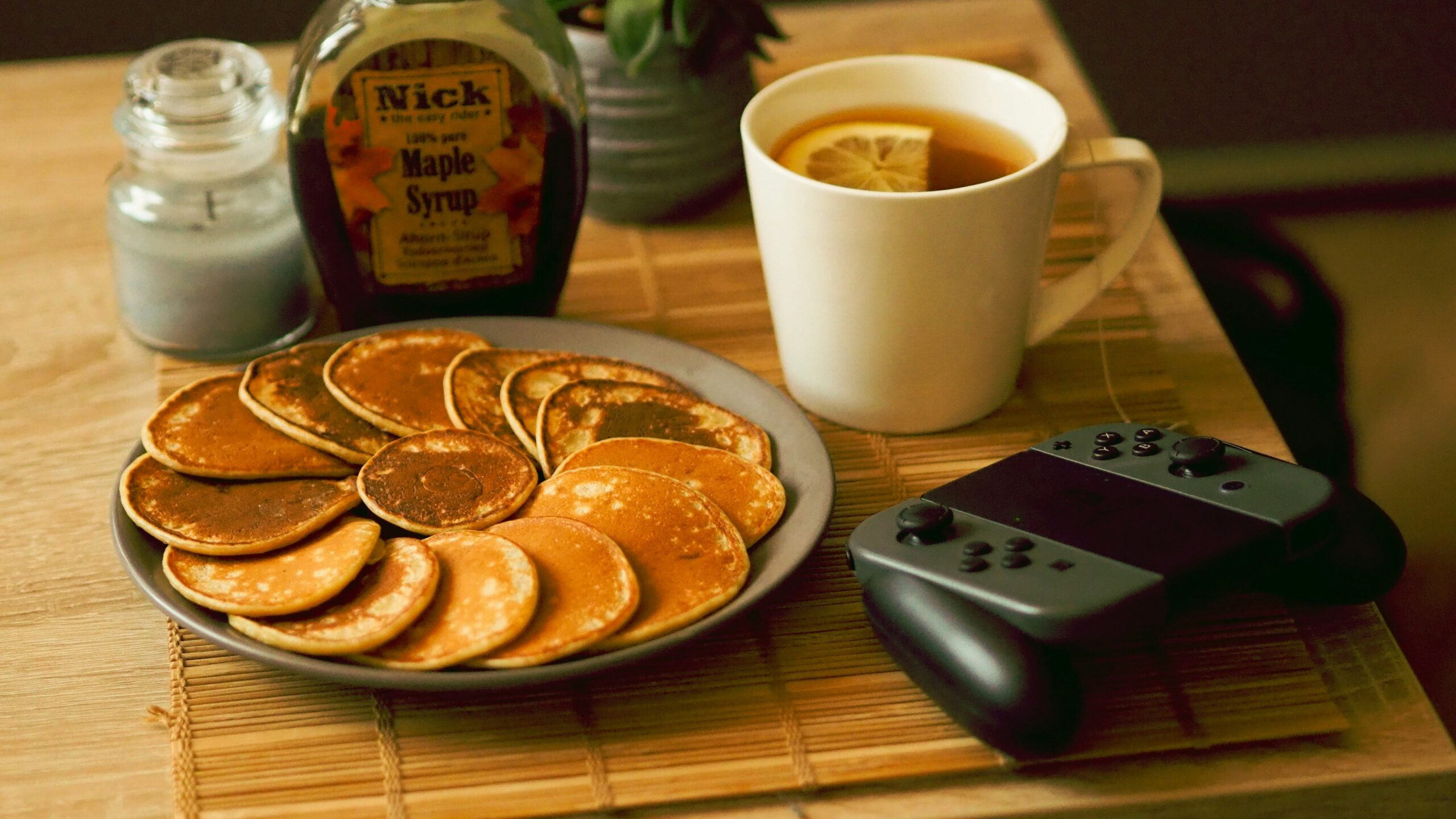 Infographic showing statistics on gamer snacking habits.