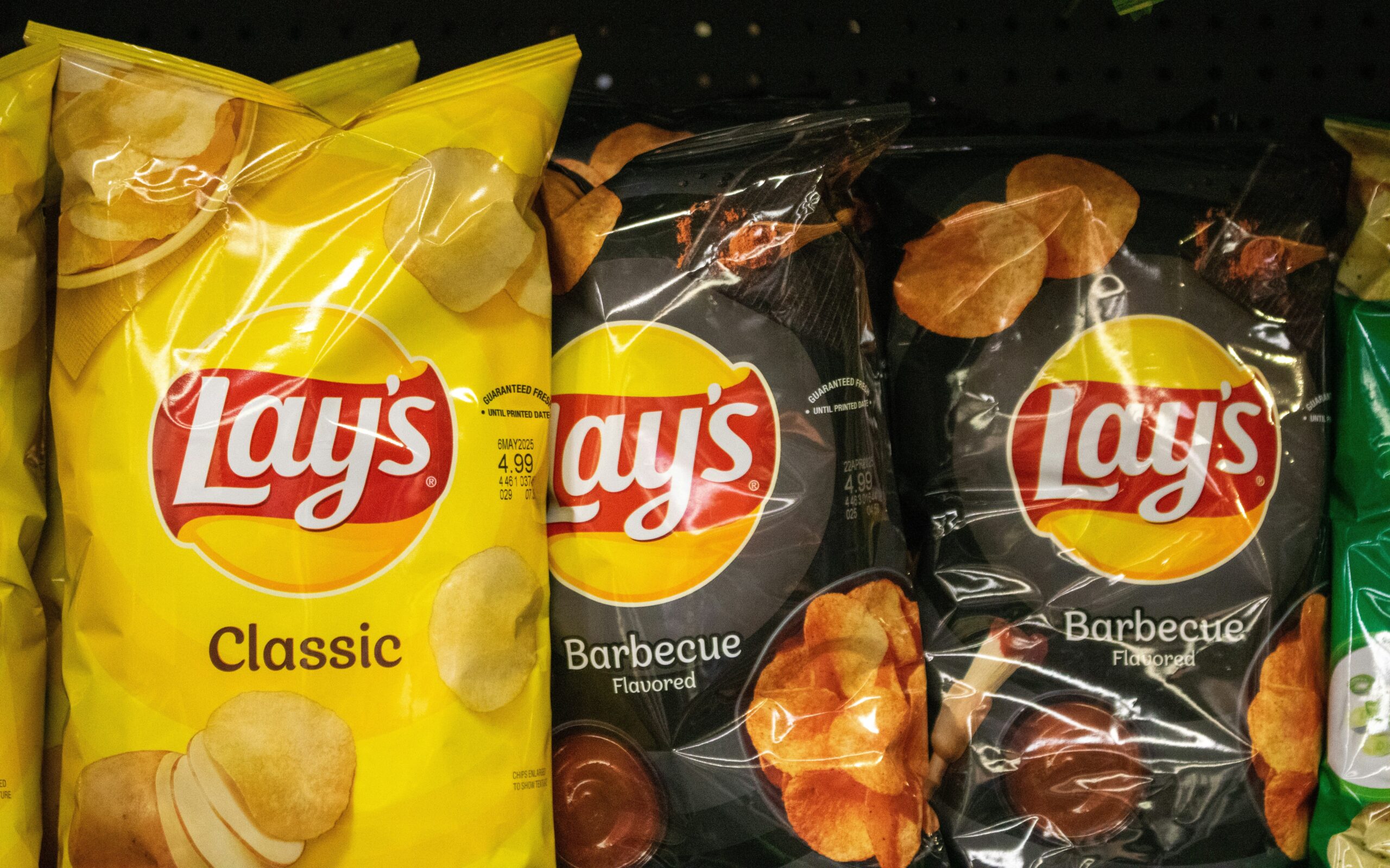 A side-by-side comparison table showing recommended snack pairs for various gaming scenarios.