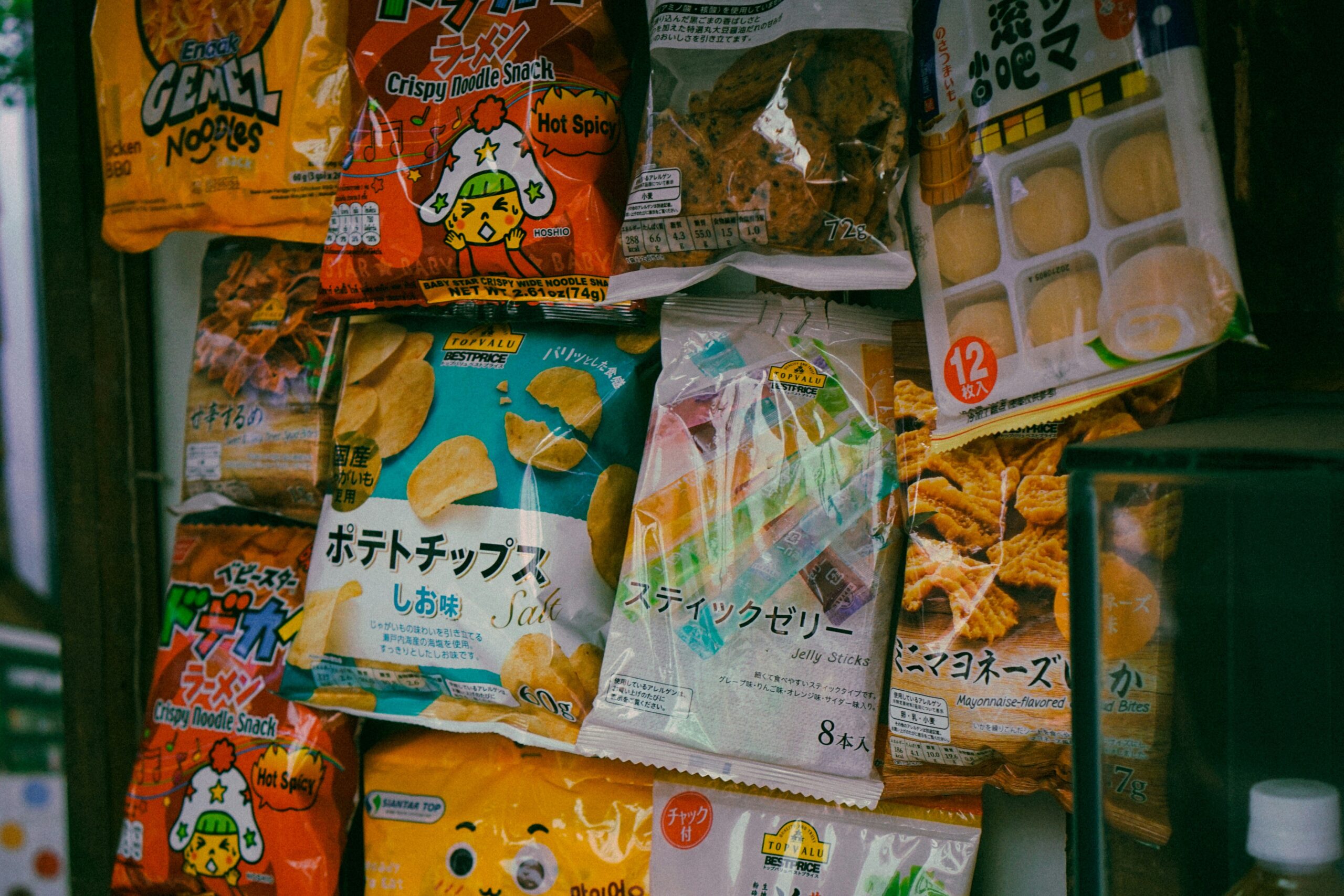 Comparison table highlighting pros and cons of healthy vs unhealthy snacks