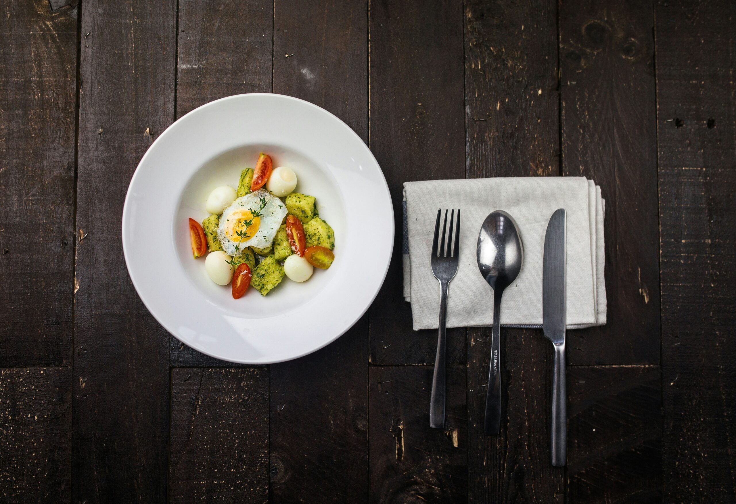 Professional esports player eating a plate of healthy foods including fruits and vegetables